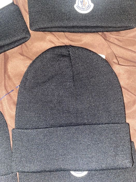 Lote de gorros da Moncler (15 unidades)