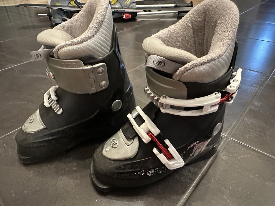 Komplet Narty Rossignol 93 cm, buty tecnica 18,5 cm, kijki 78 cm