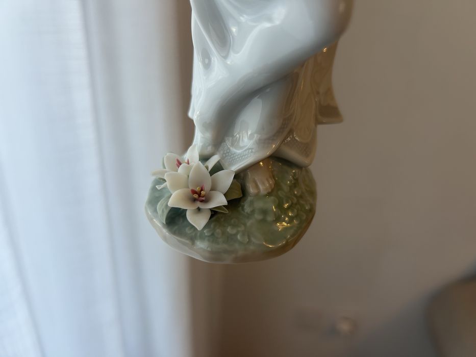 Lladró “Lily, symbol of purity”
