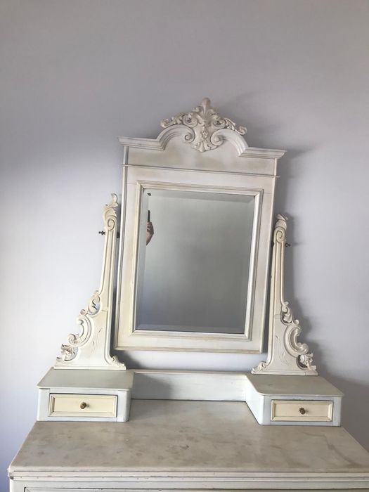 Credencia branco em razoável  estado para restauro