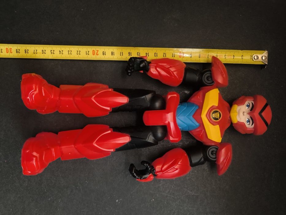 Robô de ação vermelho e amarelo
