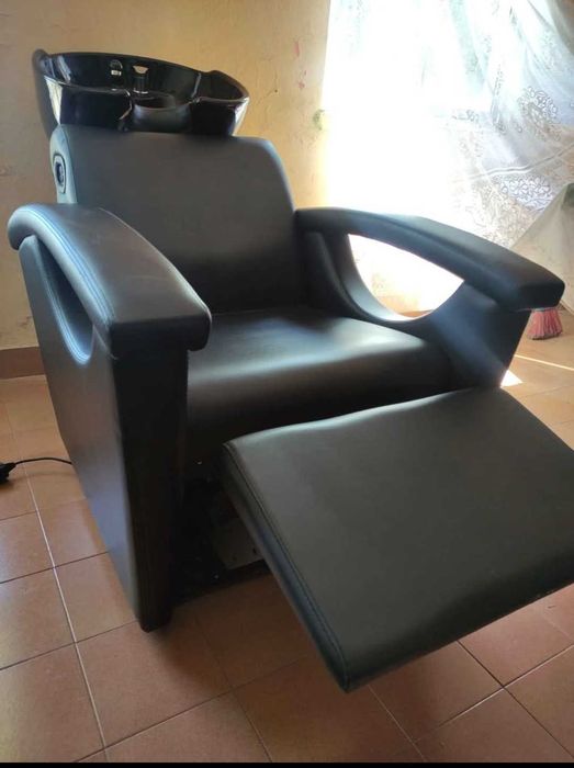 Cadeira de barbeiro e rampa de lavagem