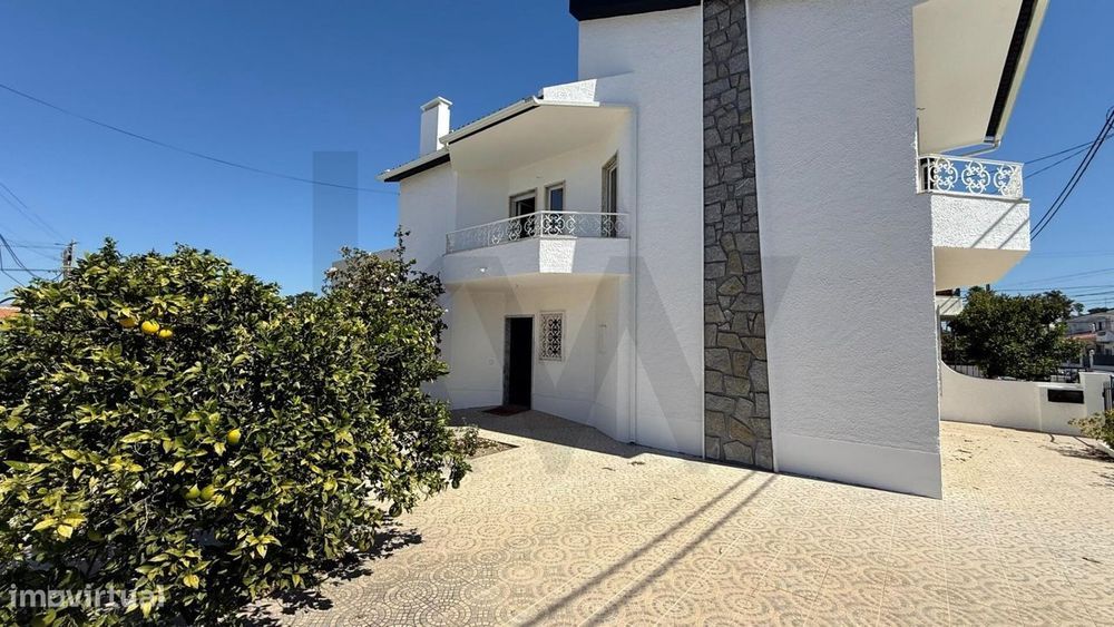 Moradia T5 Renovada com Terraço, Garagem e Espaço Exterior | Belverde,