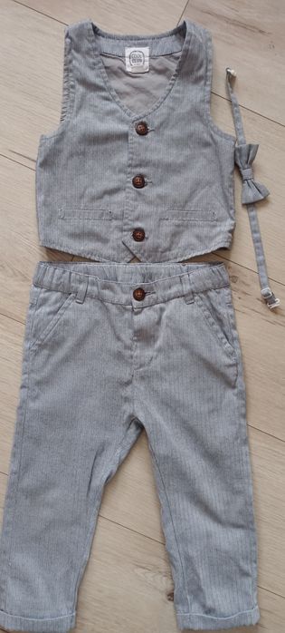 Kamizelka i spodnie garniturowe z muszką dla chłopca