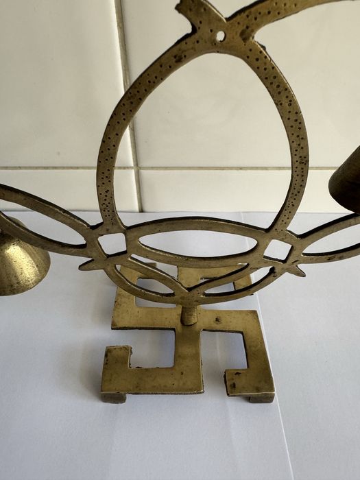 Objeto, artefato origem artesenal em metal. Falta de uma aste