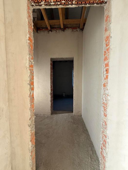 Красивий якісний будинок з великою земельною ділянкою