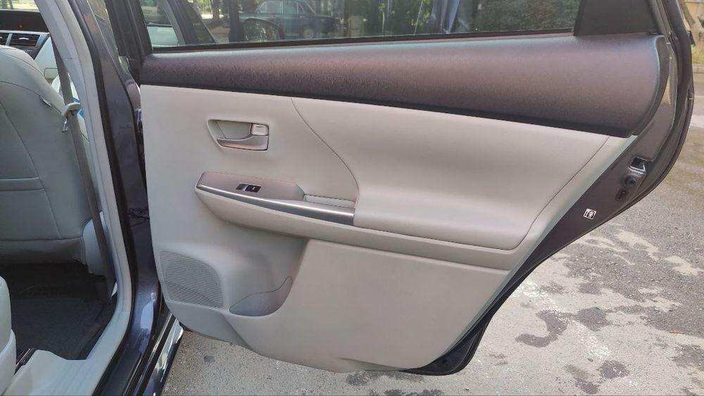 Продам Тoyota prius v 2014, 1,8 phev , газ