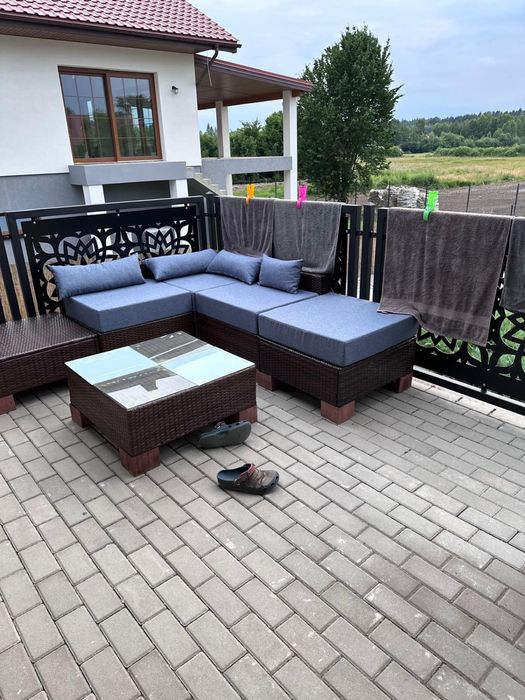 Naroznik ratanowy ze stolikiem