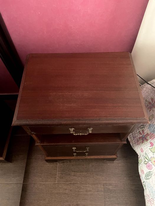 Mesas de cabeceira em bom estado