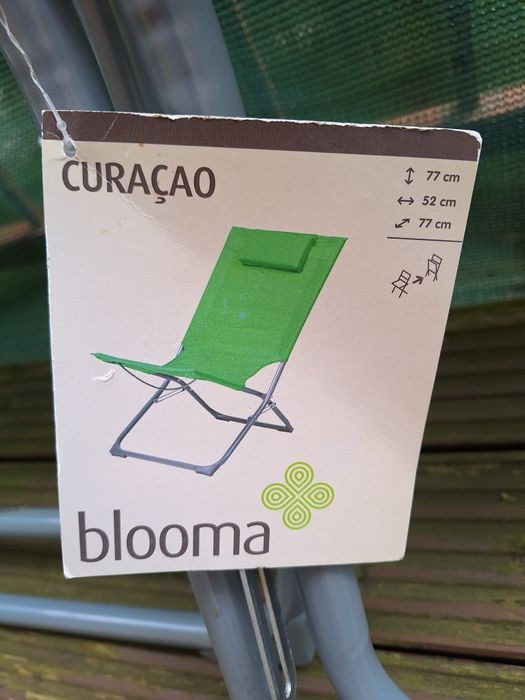 Dwa zielone leżaki używane