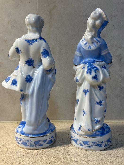 Lindo antigo par de figuras rococcó em porcelana europeia