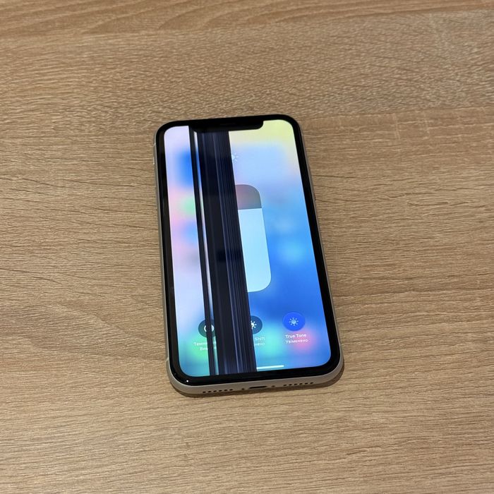 iPhone XR 64GB White Neverlock