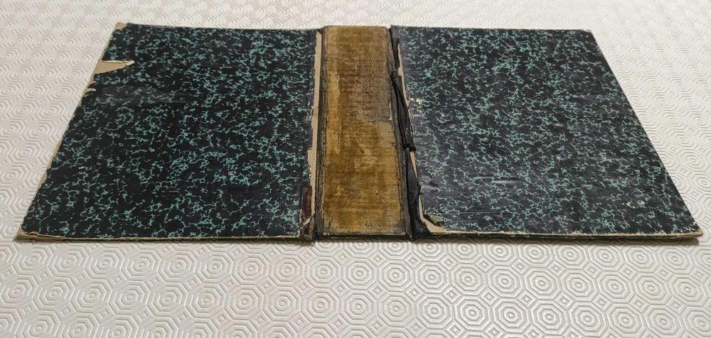 Conjunto capa e encardernação de livro religiosos antigos