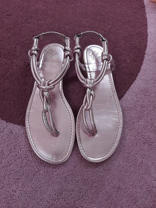 Босоножки для девочки через палец