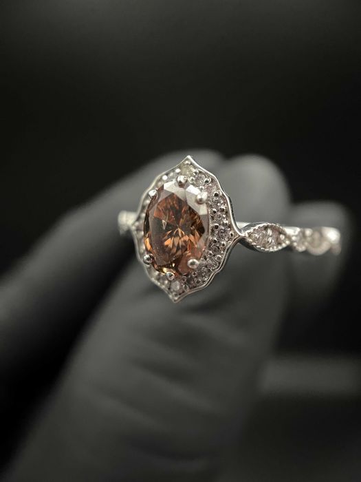 Złoty pierścionek z diamentem 0,93ct i brylantami 0,32ct / naturalne diamenty, Certyfikat Rzeczoznawcy