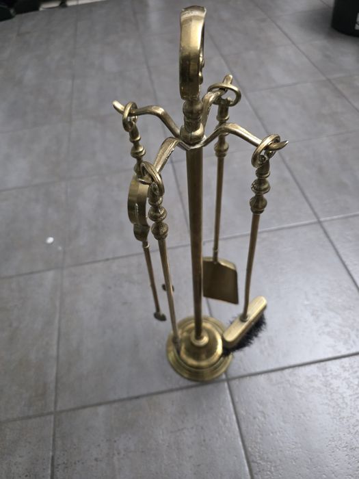 mosiężny zestaw akcesoriów kominkowych.