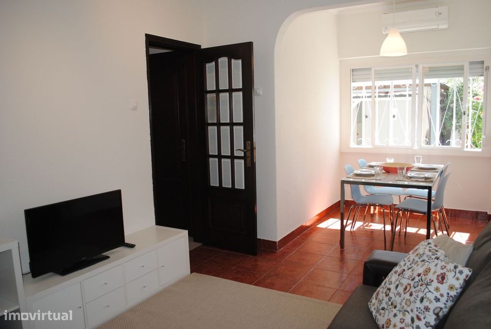 Apartamento T2 com terraço em Linda-a-Velha