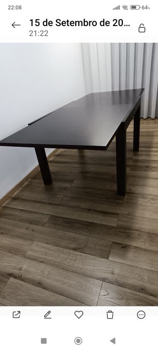 Mesa de jantar em madeira.