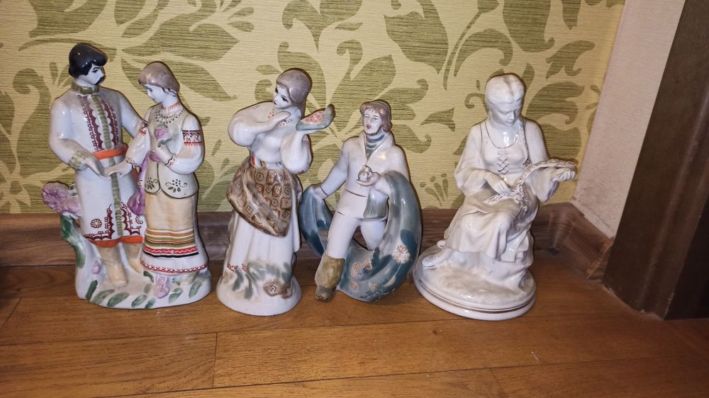 Продам фарфоровые статуэтки