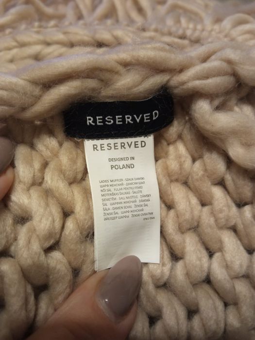 Ciepły beżowy szal Reserved