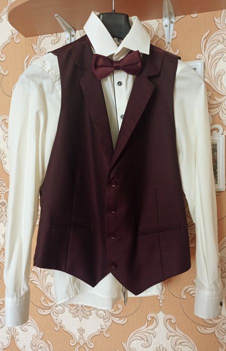 Чоловічий костюм-трійка