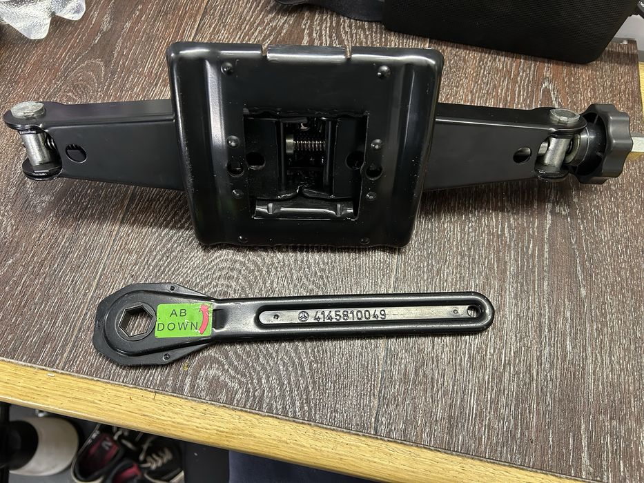 Продам домкрат Мерседес А В клас W168/169/245