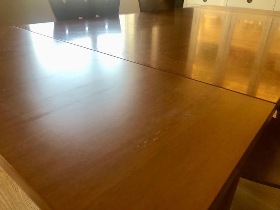 Conjunto mesa e cadeiras sala em cerejeira