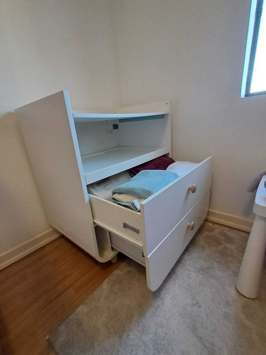 Vendo muda fraldas MYLLRA- IKEA (trocador com gavetas)