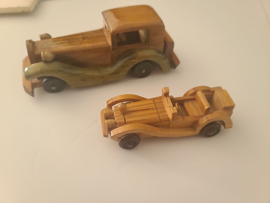 2 carrinhos de madeira