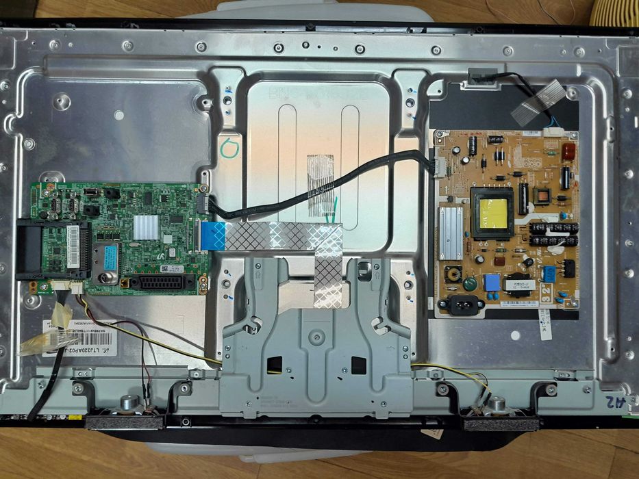 PEÇAS - TV LED 32" - Samsung UE32D4003BW - com Ecrã Danificado!!!