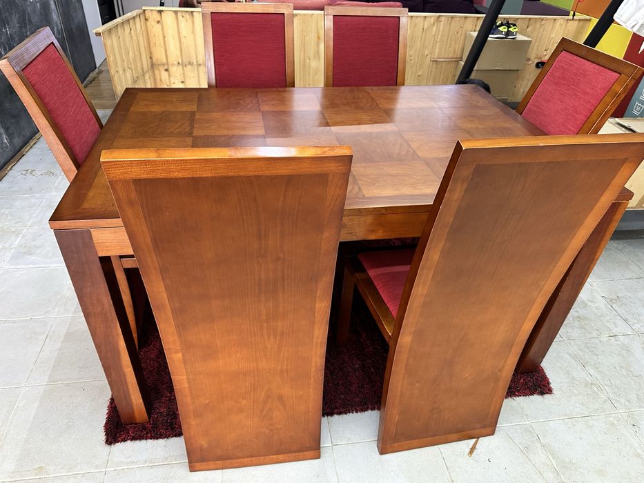 Mesa sala Jantar 1.5m x 1m fechada em muito bom estado. Só a mesa