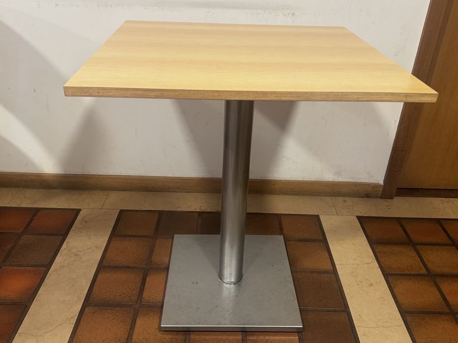 Mesa quadrada com pe robusto