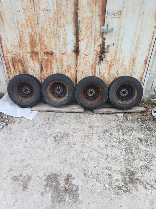 Продам колеса в сборе R13 ,резина 175/70  R13 зимня цена 1000грн за шт