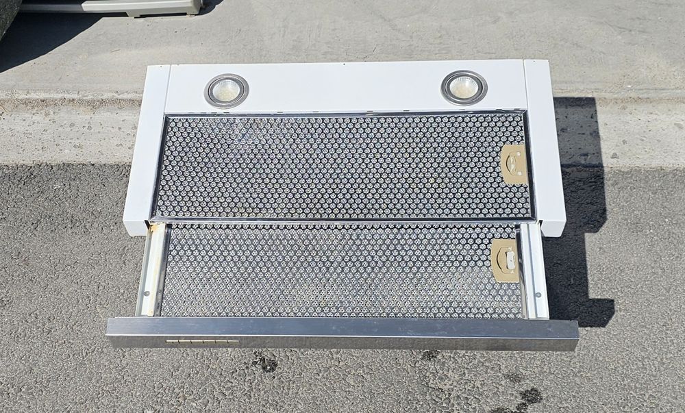 Okap kuchenny pod zabudowę z oswietleniem