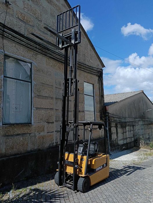 Empilhador Elétrico CAT 2000 kgs Triplex