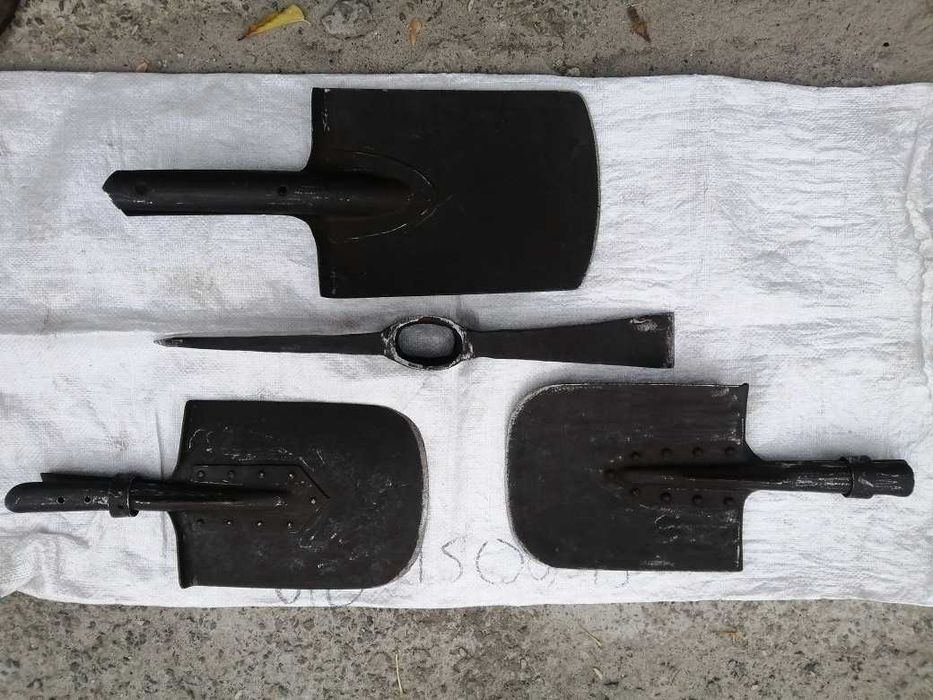 лопаты, вилы, сельхоз инвентарь.