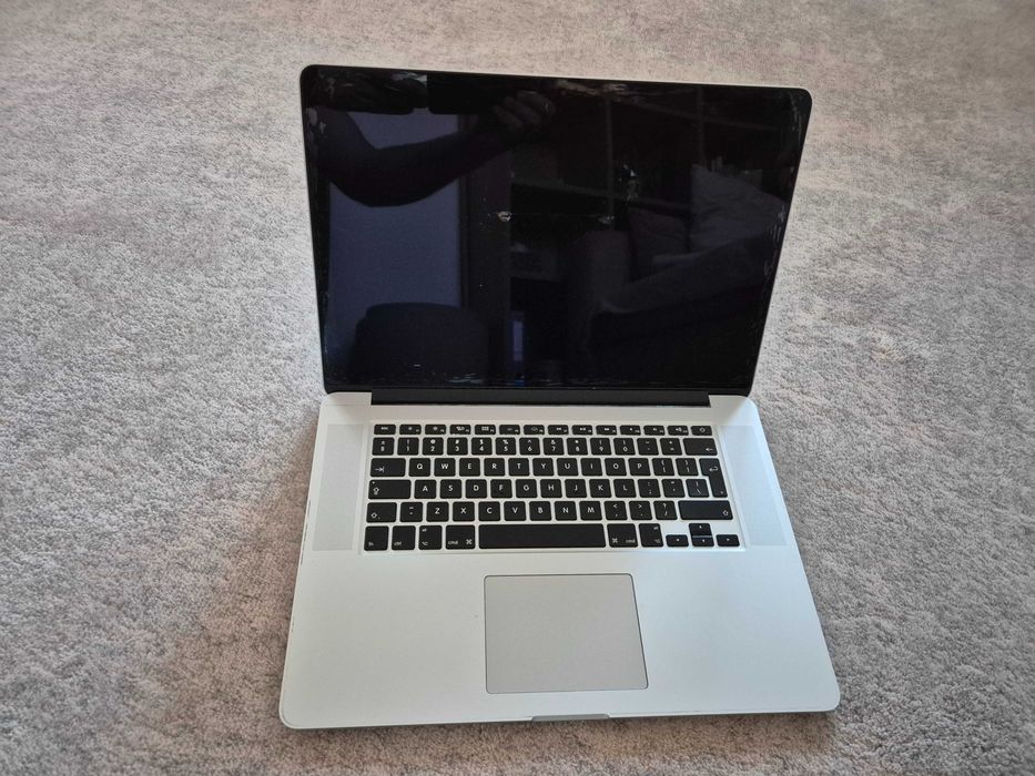 MacBook Pro 15” (2015) | Intel i7 | 16 GB RAM | SSD 256GB