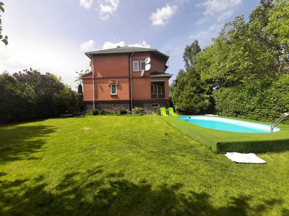 Киев. Дома 300 кв. Сауна. Джакузи. До 15 человек.