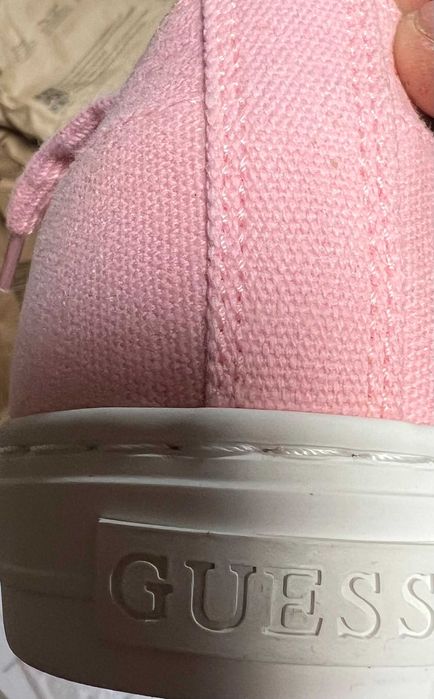 Damskie buty sneakersy marki Guess