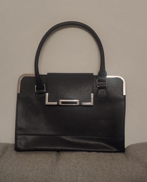 Granatowa torebka na ramię do ręki