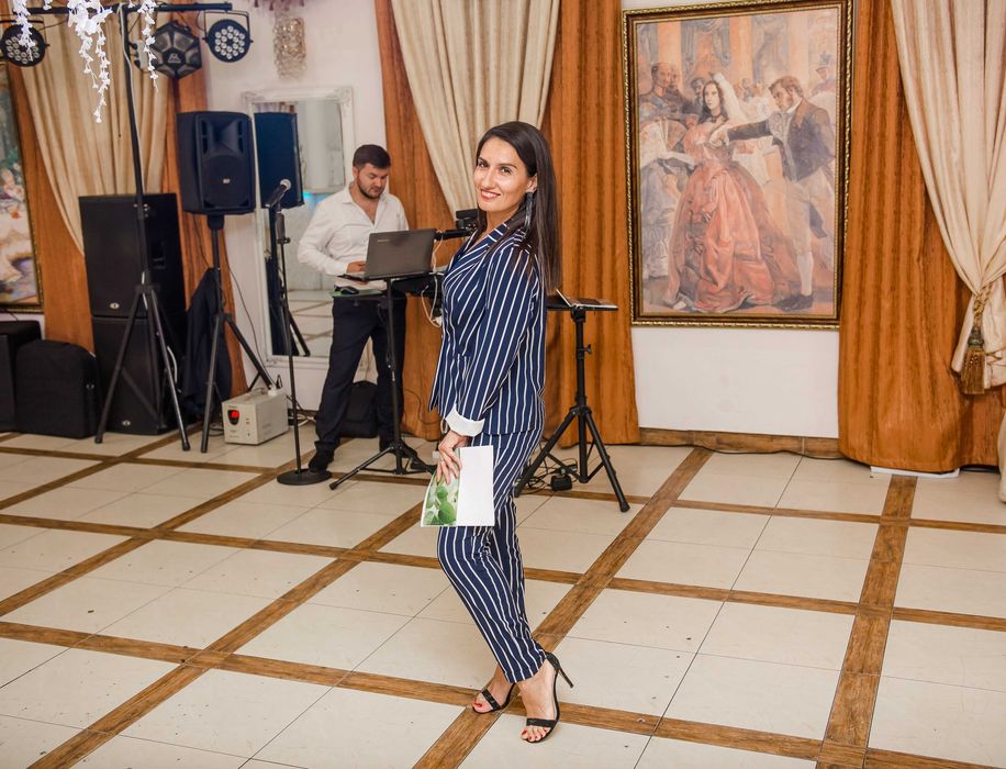 Тамада,ведуча,жива музика або діджей,вокалісти на свято