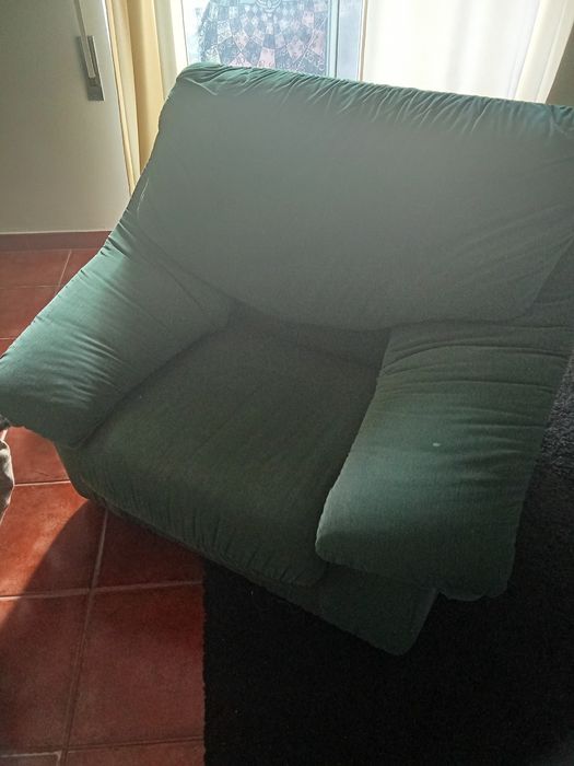 Sofá cor verde em bom estado