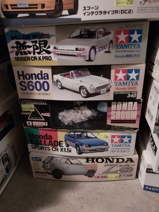 Model 1:24 Toyota Previa z bagaznikiem i orurowaniem
