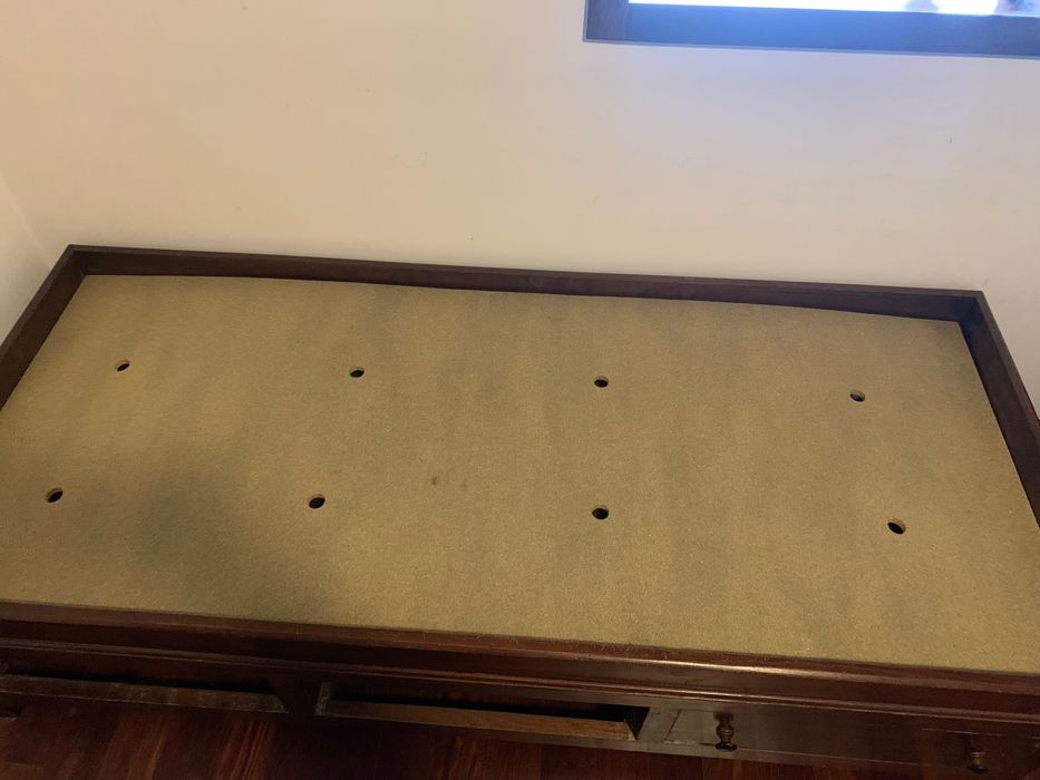 Cama individual e sofá com muita arrumação