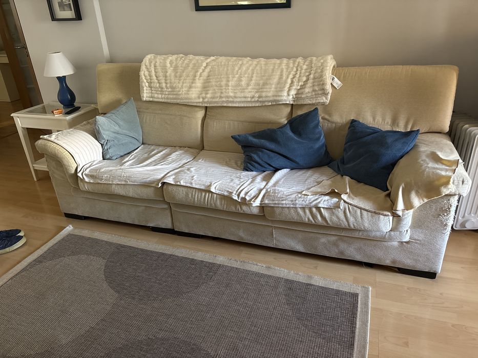 Sofa beje muito usado