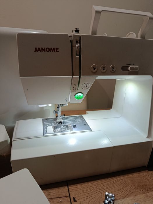 Domowa maszyna do szycia Janome DC7100 - sterowanie komputerem