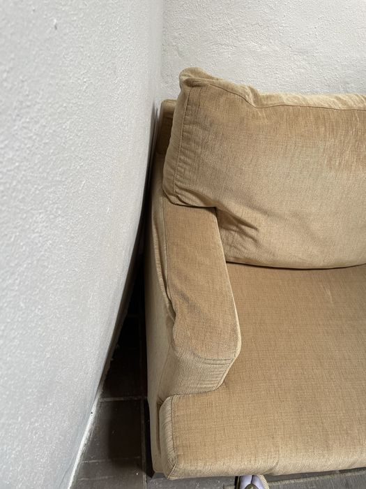 Sofa bege tres lugares