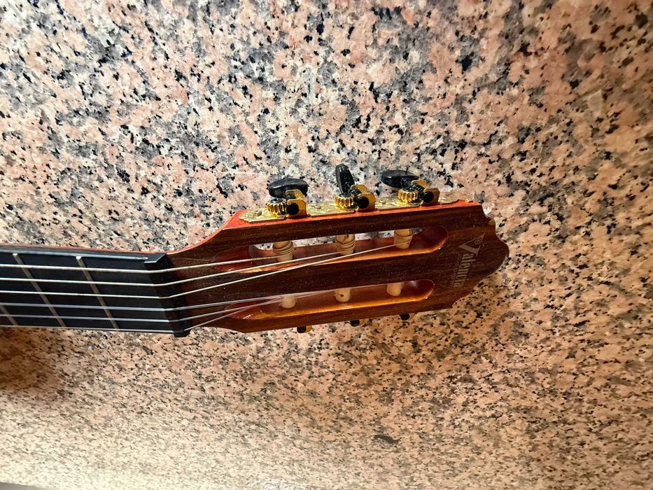 Guitarra clássica Valencia com caixa original