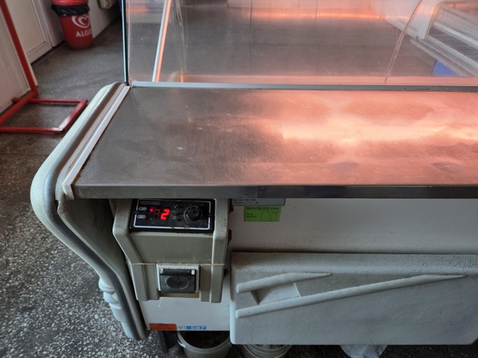 Lada chłodnicza z narożnikiem