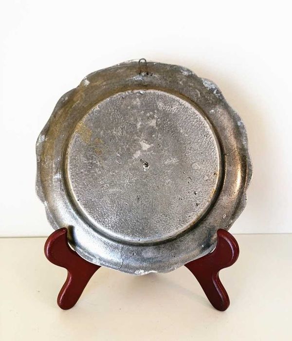 Prato decorativo em liga de estanho década 1970